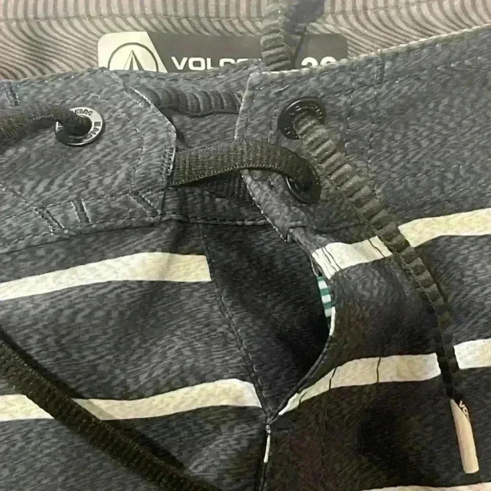 Volcom NWT Mod-Tech Board Shorts Size 30 - Picture 14 of 16